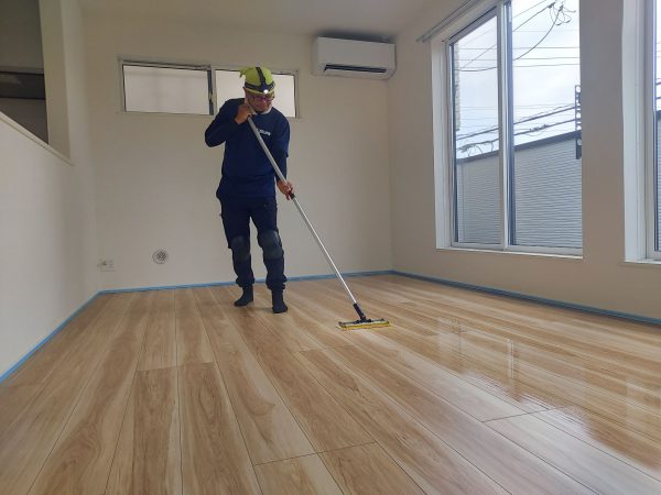 埼玉県上尾市 フロアコーティング 施工中の様子