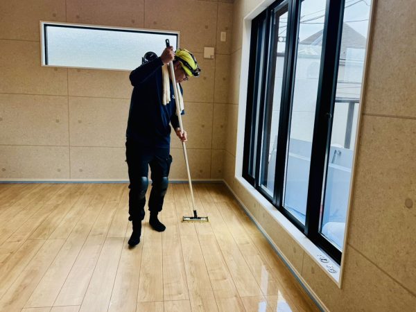 東京都練馬区 フロアコーティング 施工中の様子