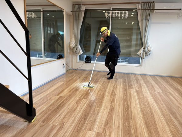 千葉県柏市フロアコーティング 施工中の様子
