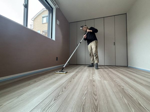 東京都江戸川区 フロアコーティング 施工中の様子