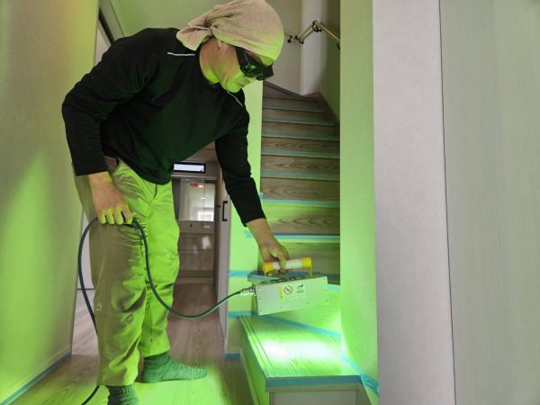 東京都江戸川区 フロアコーティング 施工中の様子