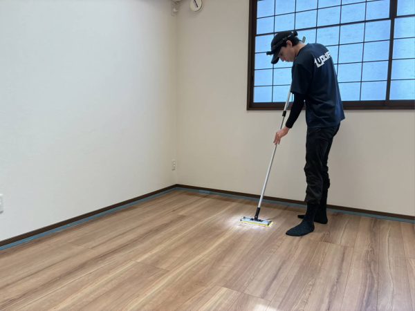埼玉県鶴ヶ島市　フロアコーティング 施工中の様子