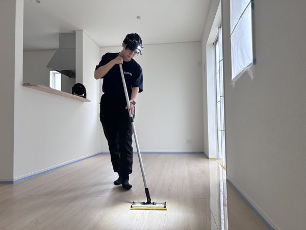 新潟県新潟市江南区 フロアコーティング 施工中の様子