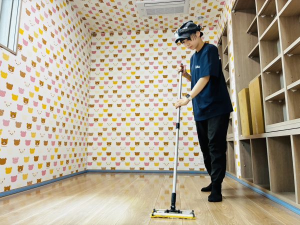 新潟県新潟市中央区 フロアコーティング 施工中の様子