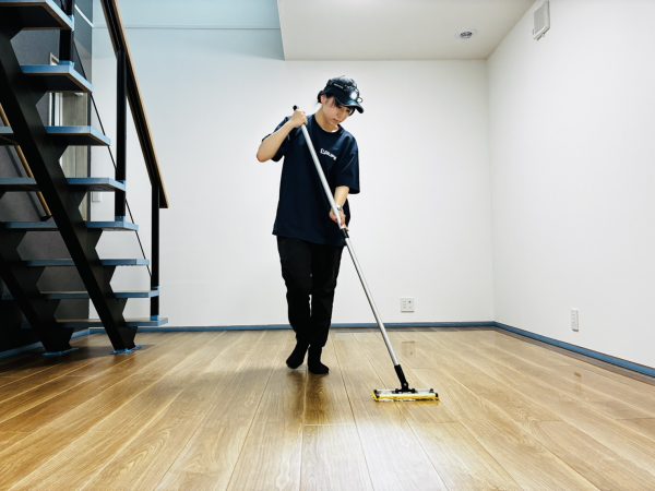 新潟県新潟市中央区 フロアコーティング 施工中の様子