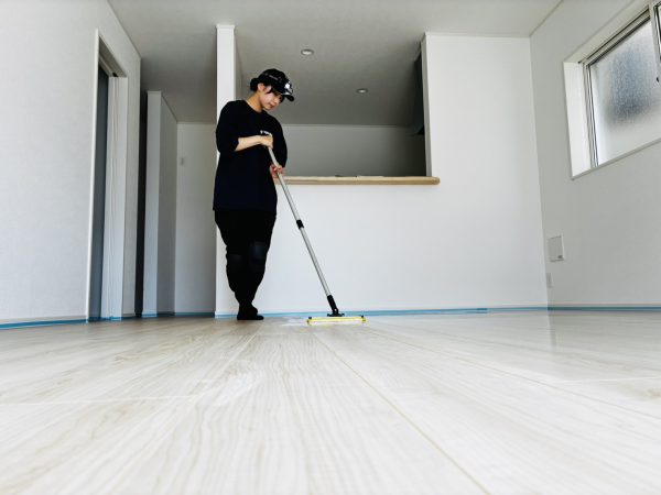 新潟県新潟市西区 フロアコーティング 施工中の様子