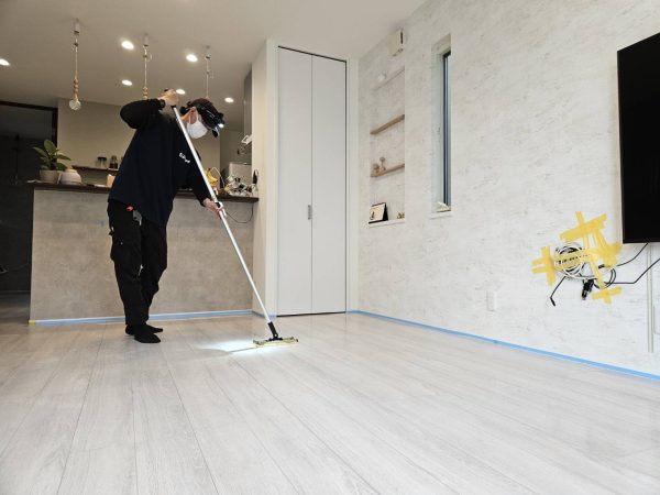 埼玉県新座市 フロアコーティング 施工中の様子