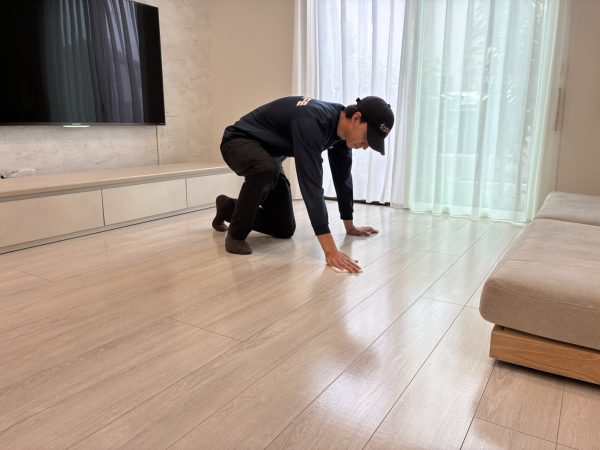 埼玉県新座市 フロアコーティング 施工中の様子
