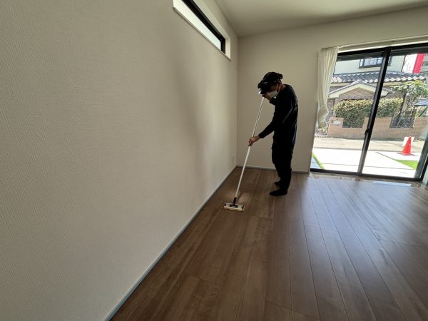 東京都小金井市 フロアコーティング 施工中の様子
