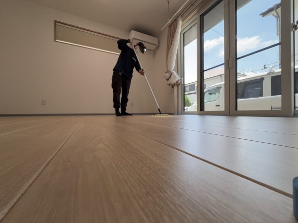 東京都府中市 フロアコーティング 施工中の様子