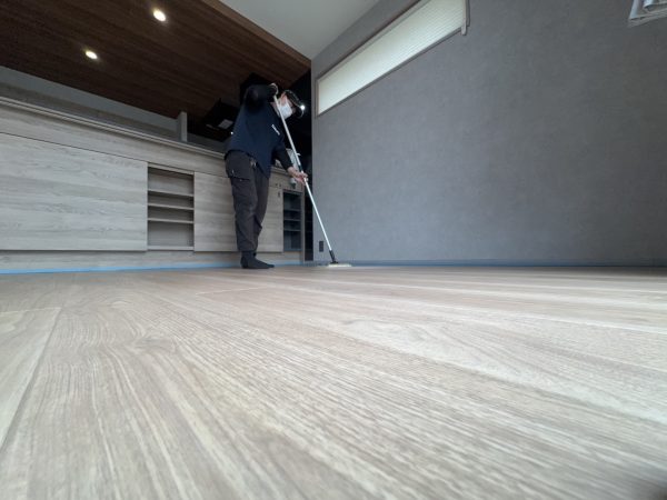 埼玉県熊谷市 フロアコーティング 施工中の様子