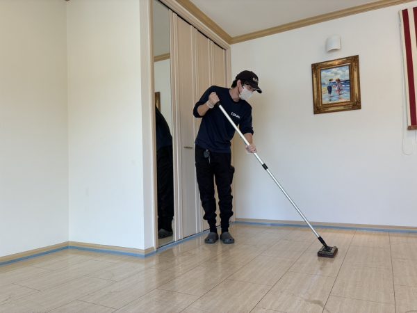 千葉県安房郡フロアコーティング 施工中の様子 剥離作業