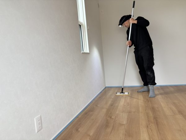 埼玉県上尾市フロアコーティング 施工中の様子