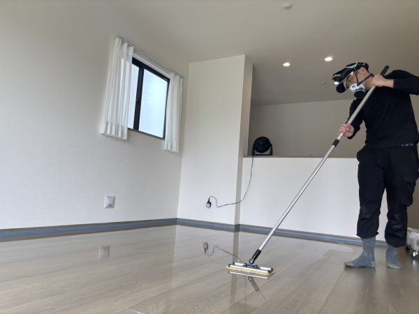 埼玉県所沢市 フロアコーティング 施工中の様子