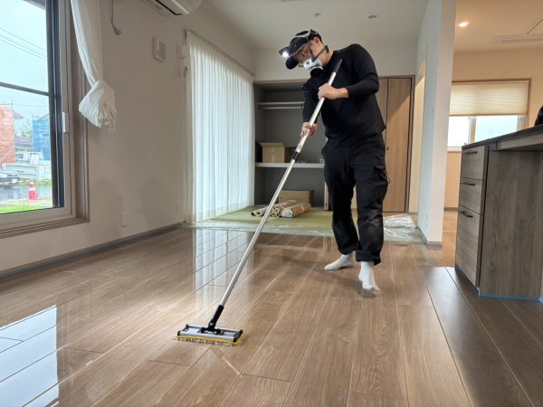 群馬県安中市フロアコーティング 施工中の様子