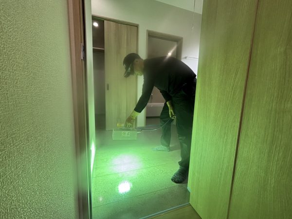 群馬県安中市フロアコーティング 施工中の様子