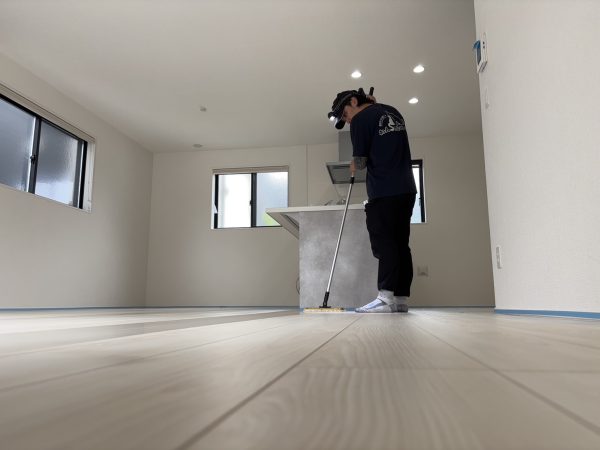 埼玉県新座市 フロアコーティング 施工中の様子