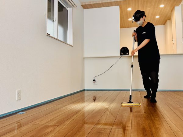 フロアコーティング施工の様子