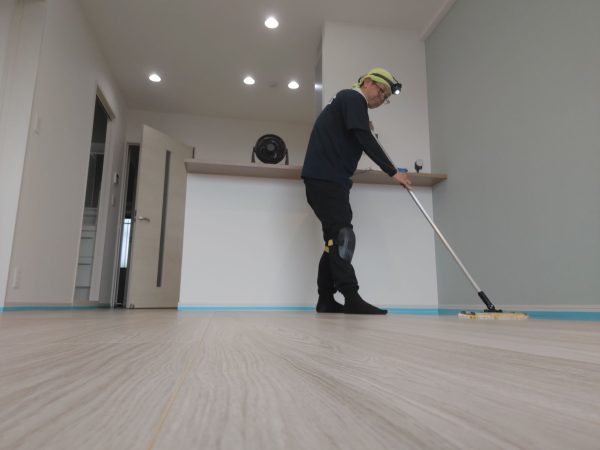 千葉県松戸市 フロアコーティング 施工中の様子