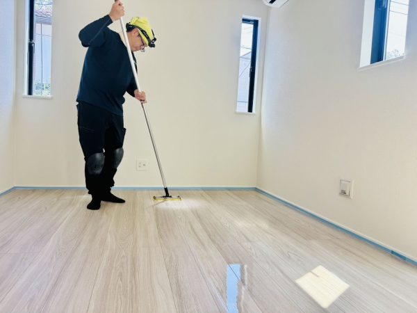 東京都東久留米市 フロアコーティング 施工中の様子