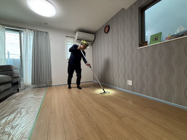 東京都葛飾区 フロアコーティング 施工中の様子
