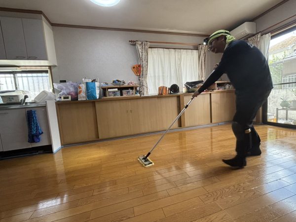 東京都昭島市フロアコーティング 施工中の様子