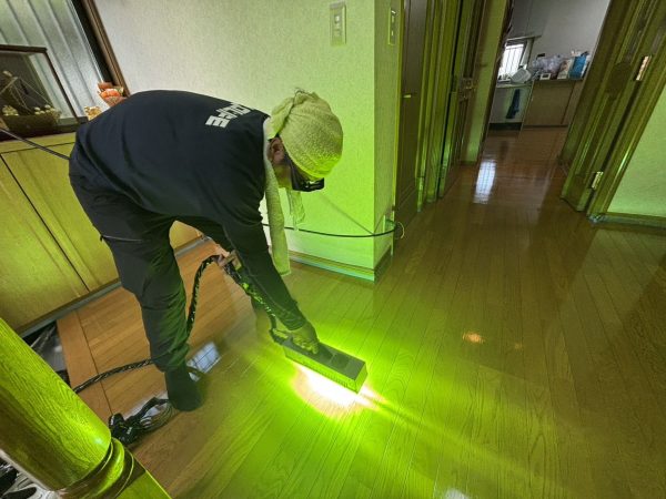 東京都昭島市フロアコーティング 施工中の様子