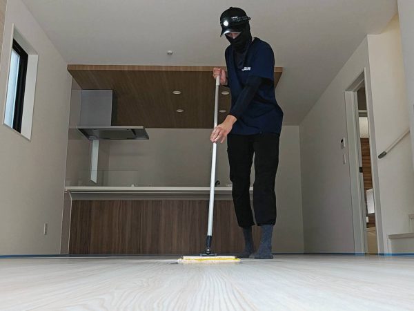 埼玉県新座市 フロアコーティング 施工中の様子