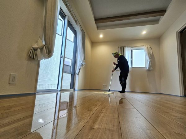 神奈川県伊勢原市　フロアコーティング　施工中の様子