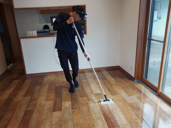 埼玉県和光市 フロアコーティング 施工中の様子