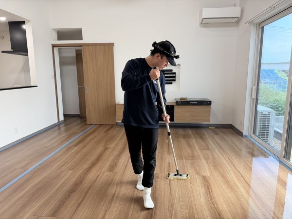 新潟県燕市 フロアコーティング 施工中の様子