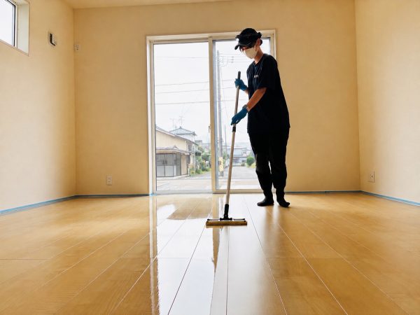 新潟県新潟市秋葉区　フロアコーティング　ガラスコーティング　施工中