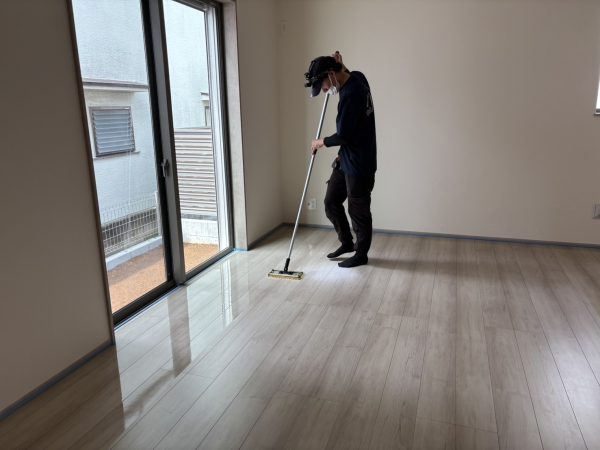 埼玉県越谷市　フロアコーティング　施工中の様子