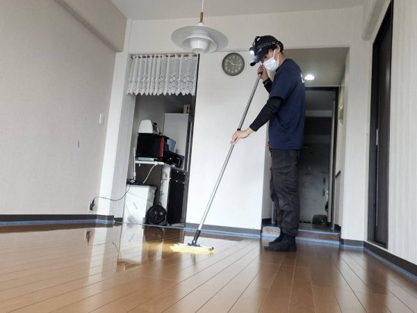 埼玉県所沢市 フロアコーティング 施工中の様子