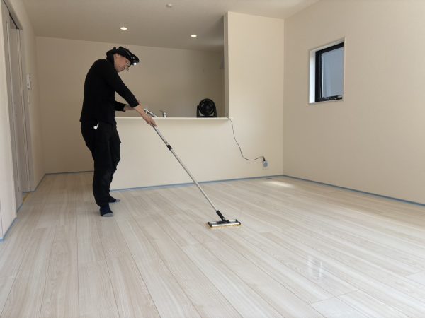 茨城県土浦市 フロアコーティング 施工中の様子