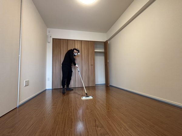 埼玉県川口市 フロアコーティング 施工中の様子