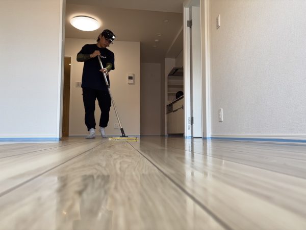 神奈川県横浜市鶴見区 フロアコーティング 施工中の様子