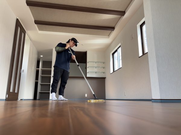 埼玉県新座市 フロアコーティング 施工中の様子