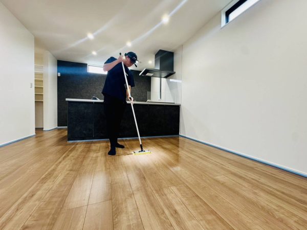 東京都西東京市フロアコーティング 施工中の様子