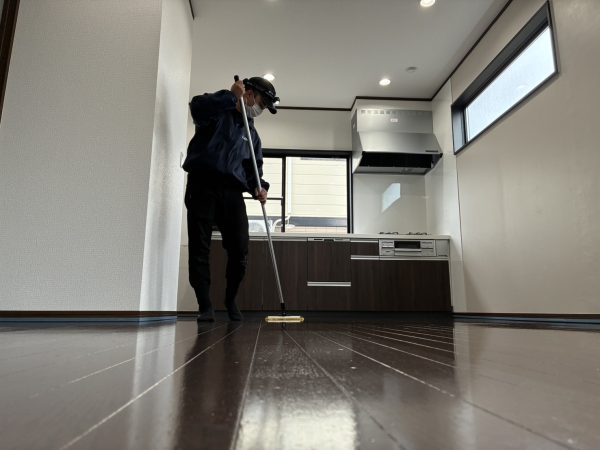 福島県相馬郡フロアコーティング 施工中