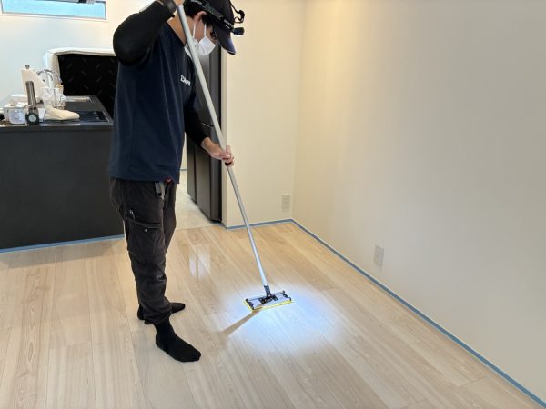 東京都調布市 フロアコーティング 施工中の様子