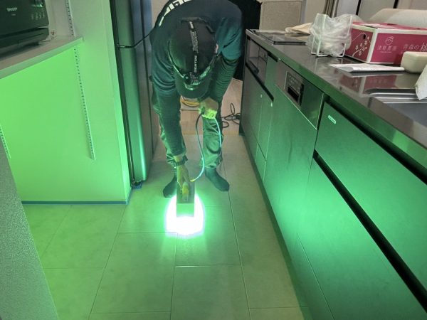 東京都調布市 フロアコーティング 施工中の様子