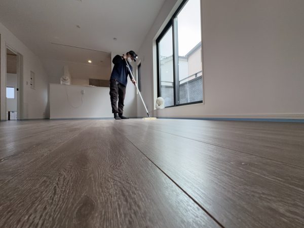東京都板橋区 フロアコーティング 施工中の様子