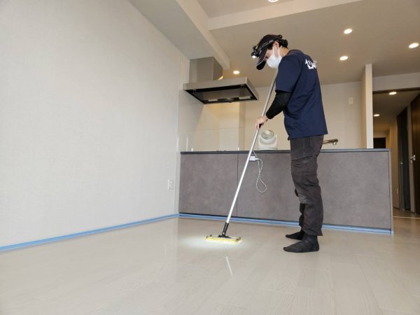 埼玉県春日部市フロアコーティング 施工中の様子