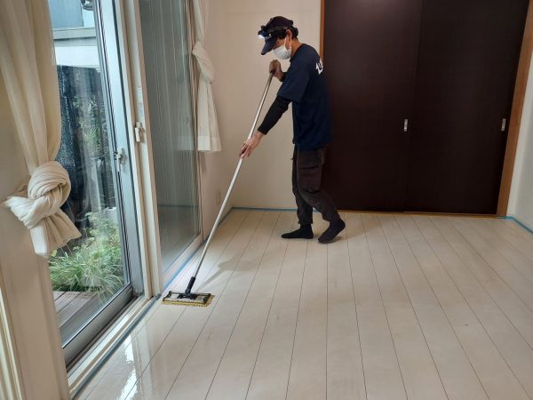 神奈川県相模原市緑区 フロアコーティング 施工中の様子