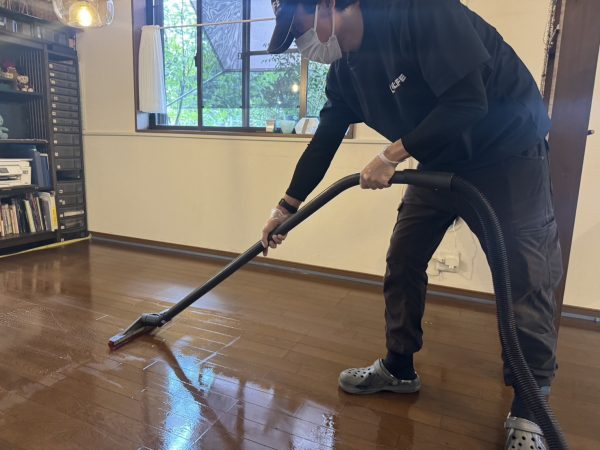 東京都青梅市 フロアコーティング 剥離中の様子