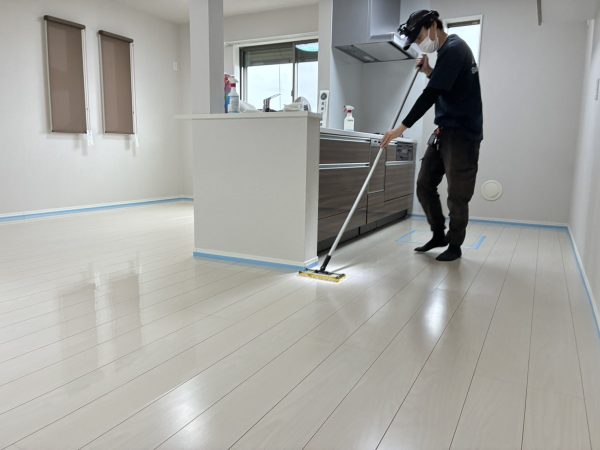 東京都日野市フロアコーティング 施工中の様子