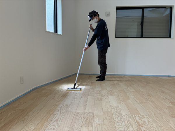 埼玉県さいたま市浦和区フロアコーティング 施工中の様子