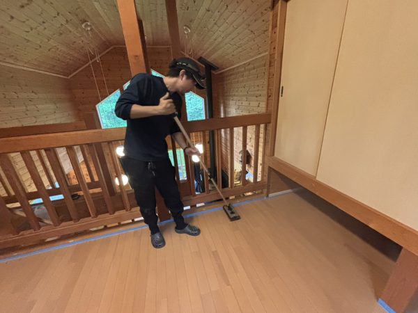 群馬県吾妻郡嬬恋村 フロアコーティング 剝離作業の様子