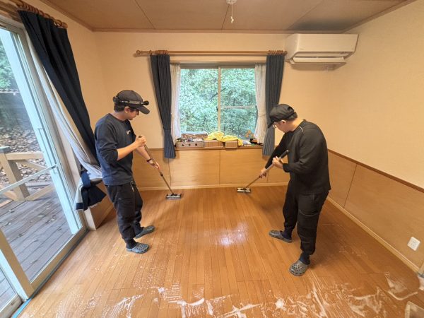 群馬県吾妻郡嬬恋村 フロアコーティング 剝離作業の様子